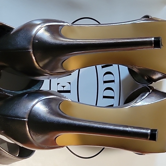 STEVE MADDEN EUC PEWTER COLORED ANKLE STRAP PLATFORM  SANDAL - Picture 4 of 4